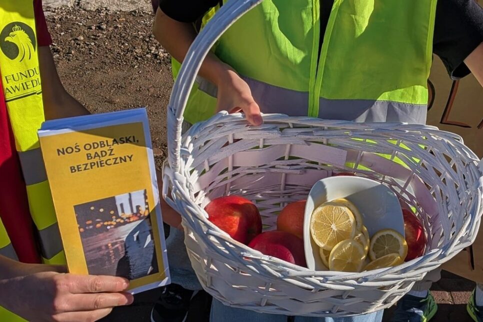 Policjanci o bezpieczeństwie w Stroniu – akcja „Jabłko czy cytryna” i „Odblaskowa szkoła”. Wadowice