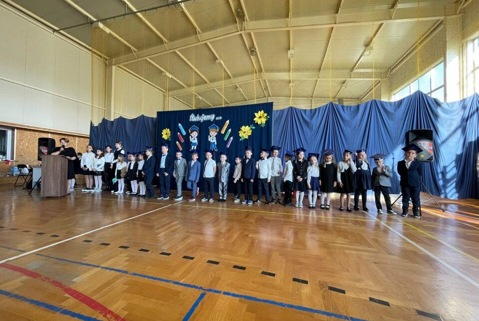 Dąbrówka: Ślubowanie uczniów klasy pierwszej. Gmina Rzezawa