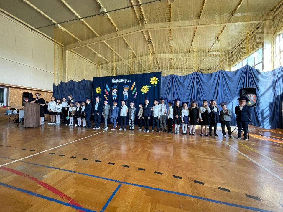 Dąbrówka: Ślubowanie uczniów klasy pierwszej. Gmina Rzezawa