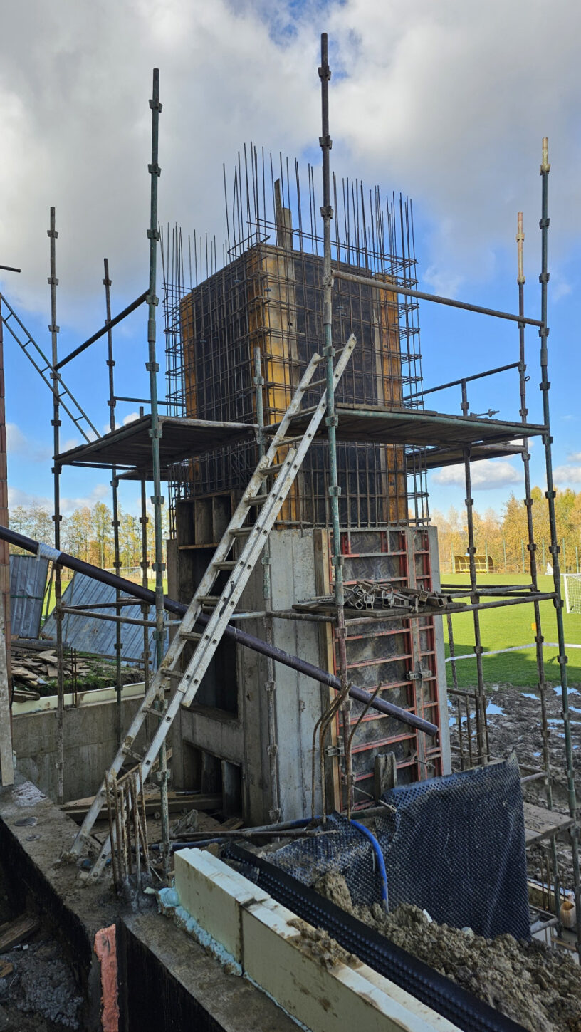 W Lewniowej trwają prace przy rozbudowie i modernizacji Domu Strażaka. Gmina Gnojnik