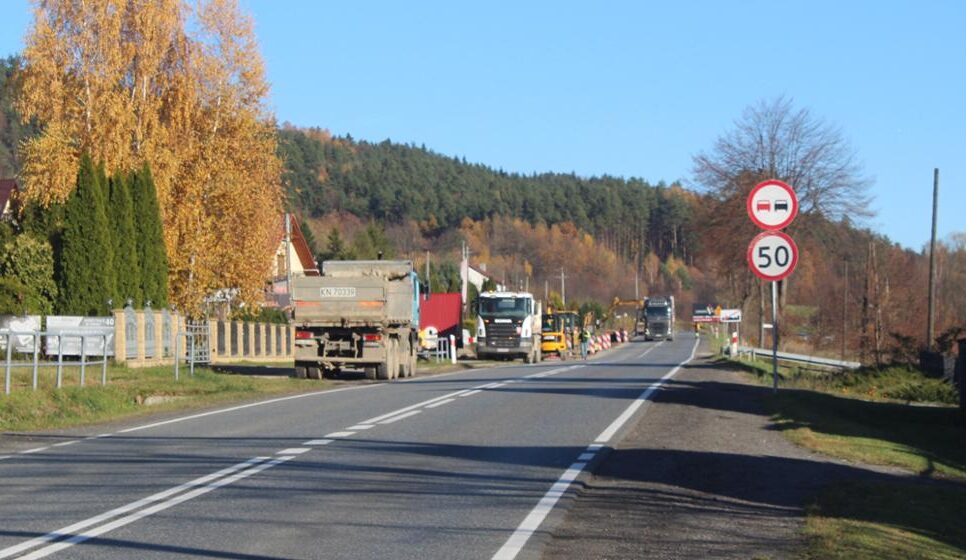 Kolejny krok w kierunku poprawy bezpieczeństwa w Gminie Tymbark. Prace przy budowie chodnika w Zamieściu już trwają. Gmina Tymbark