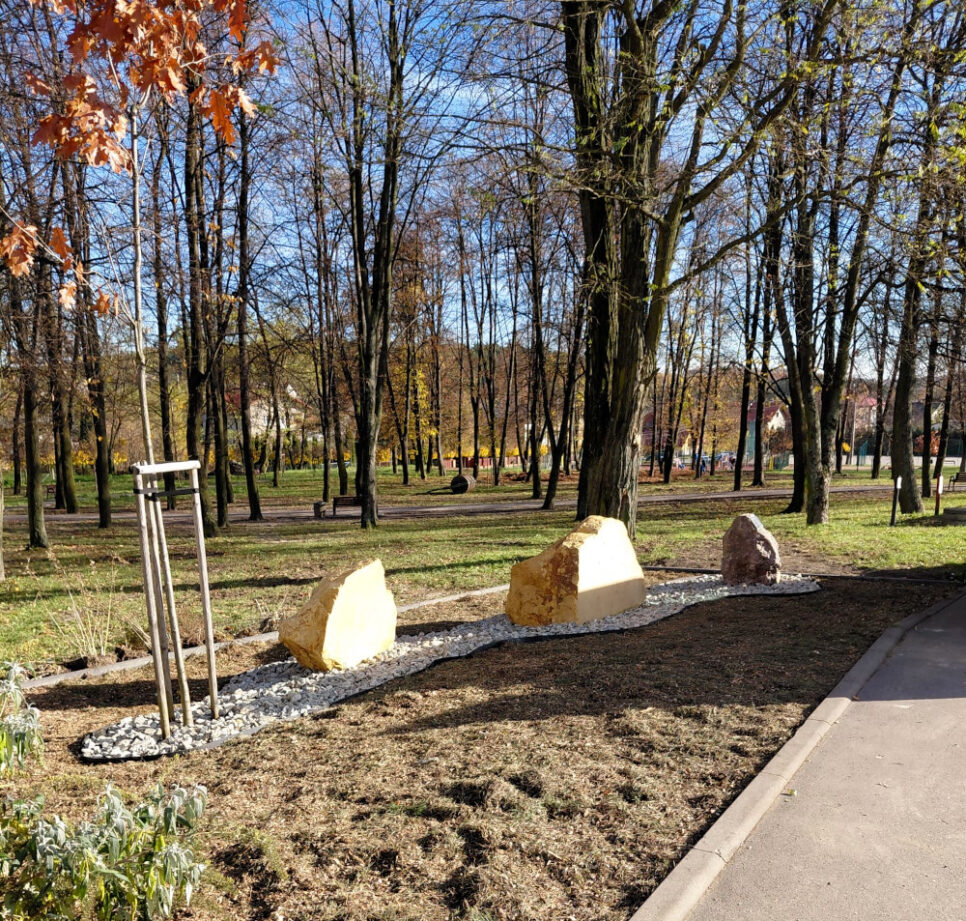 Myślachowice z wyróżnieniem i nowym obeliskiem w parku. Gmina Trzebinia