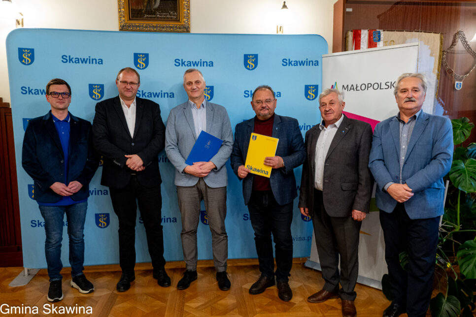 Podpisanie umowy na rozbudowę dróg w Rzozowie i Radziszowie oraz budowę parkingu P&R. Gmina Skawina