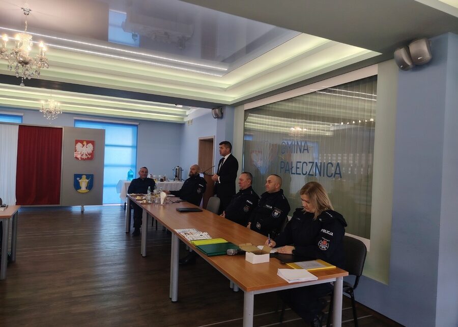 Funkcjonariusze proszowickiej Policji uczestniczyli w debacie społecznej z mieszkańcami Gminy Pałecznica. Proszowice