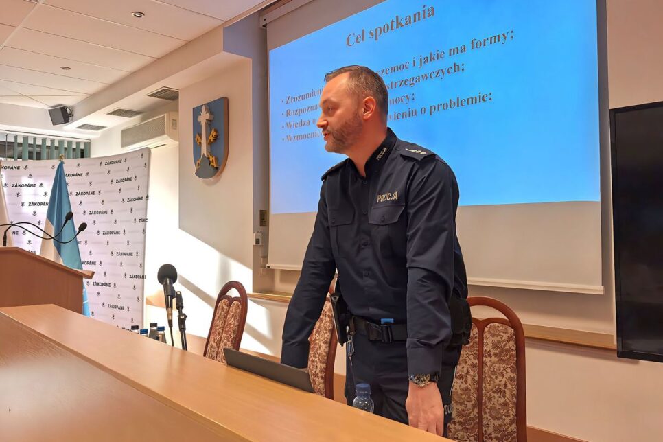Dzielnicowi rozmawiali o bezpieczeństwie podczas spotkania z seniorami w Zakopanem. Zakopane