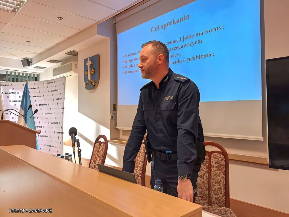 Dzielnicowi rozmawiali o bezpieczeństwie podczas spotkania z seniorami w Zakopanem. Zakopane