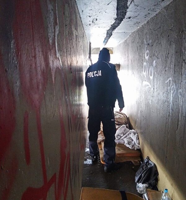 Policjanci kontrolują miejsca przebywania osób zagrożonych wychłodzeniem. Brzesko