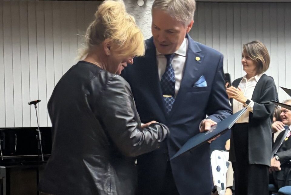 Zasłużone wyróżnienie dla Pani Lucyny Ojczyk z PSP w Rzezawie. Gmina Rzezawa