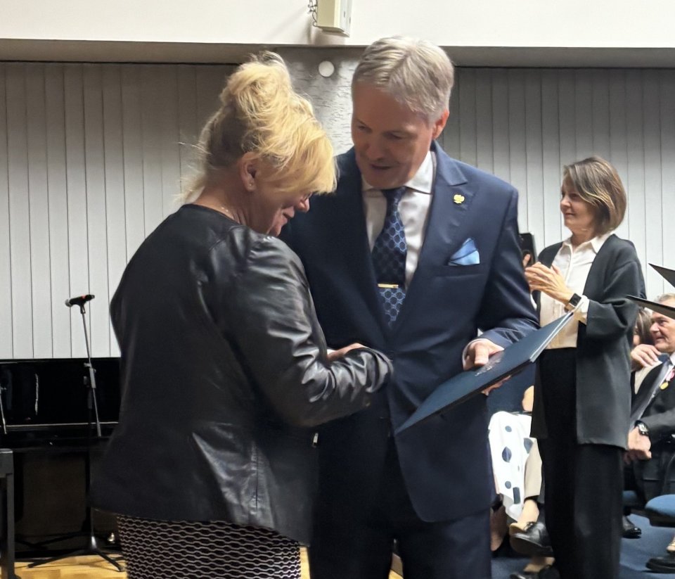 Zasłużone wyróżnienie dla Pani Lucyny Ojczyk z PSP w Rzezawie. Gmina Rzezawa