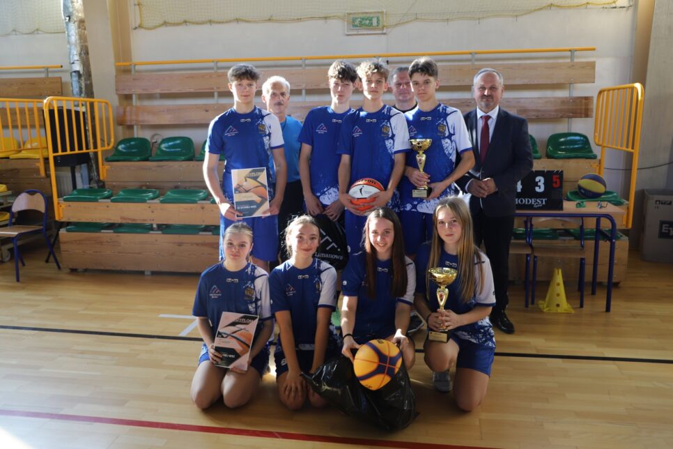 Młodzież ze Starej Wsi z tytułem Mistrzów Gminy w Koszykówce 3×3 w kat. Dziewczęta i Chłopcy. Gmina Limanowa