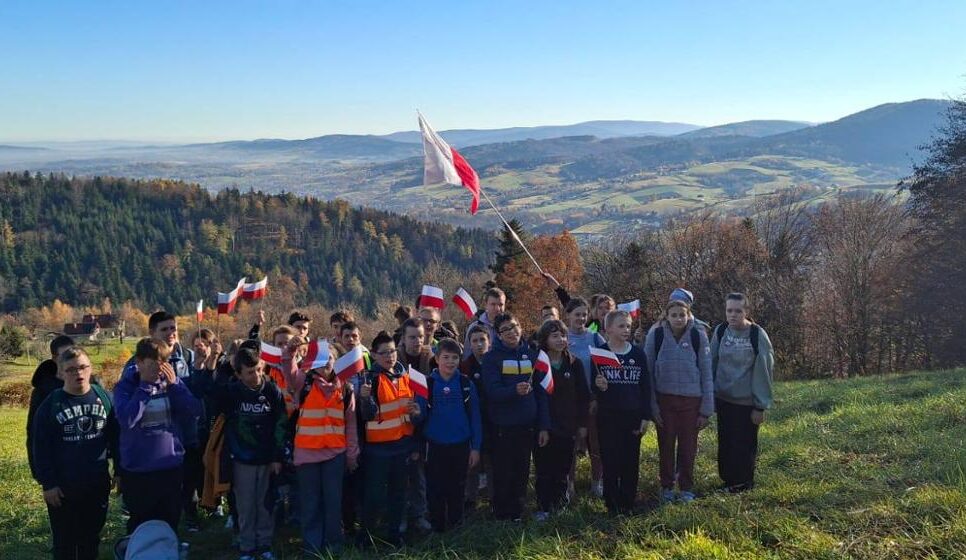 Razem dla Niepodległej – uczniowie SOSW w Szymbarku uczcili rocznicę odzyskania wolności. Gorlice