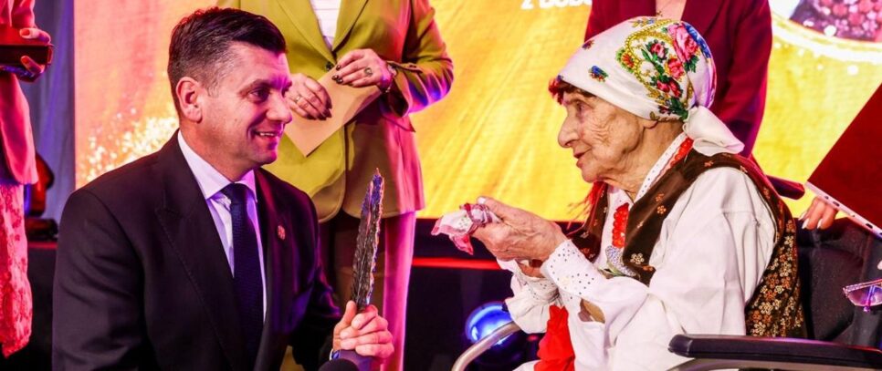 Najstarsza koronczarka w Polsce – Józefa Myśliwiec z Bobowej laureatką tytułu „Seniorka Roku”. Gorlice