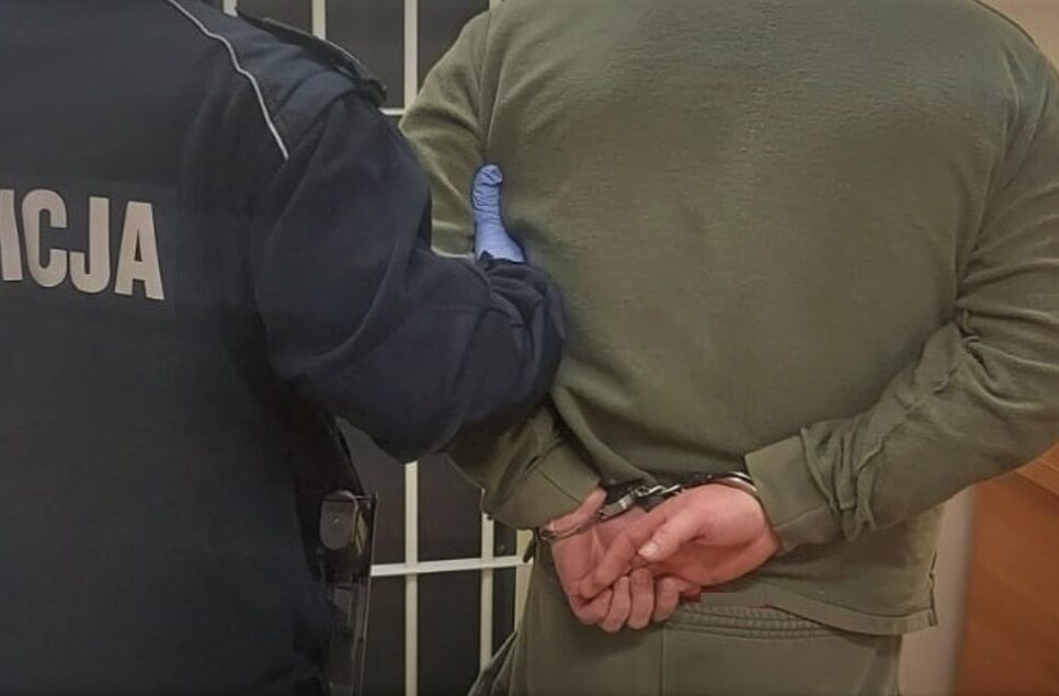 Oświęcim. 46-latek podejrzany o znęcanie i groźby karalne wobec partnerki, otrzymał policyjny i prokuratorski nakaz opuszczenia miejsca zamieszkania. Oświęcim