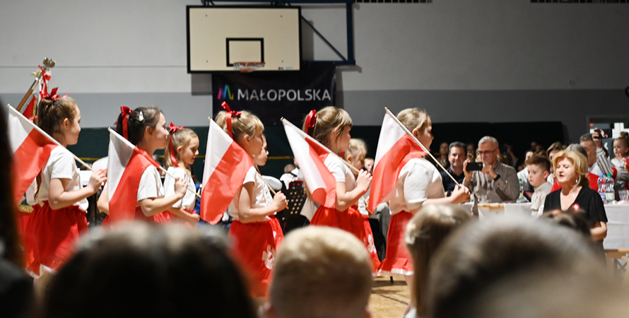 Wieczornica w Witanowicach z okazji Święta Niepodległości. Tomice