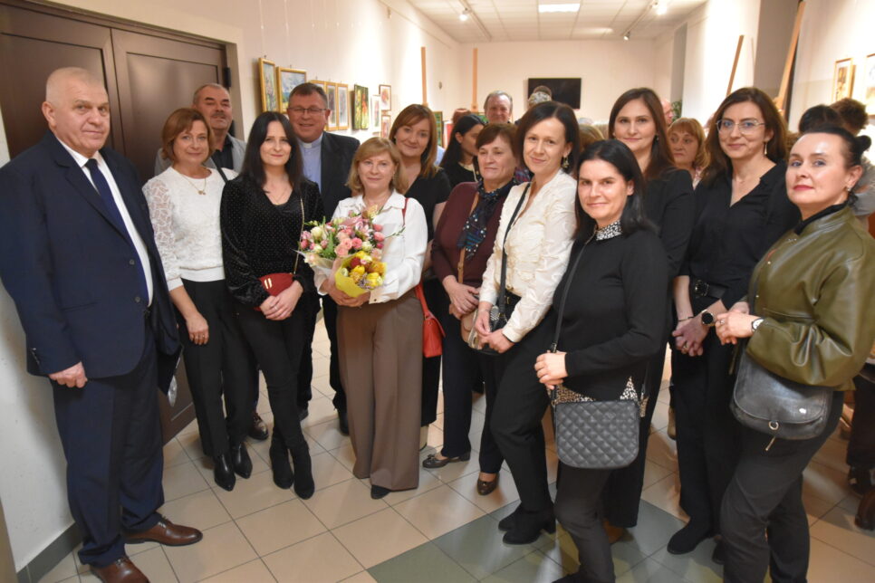 „Świat uczuć, kształtów i kolorów” Teresy Jasak w galerii DDK. Gmina Dąbrowa Tarnowska