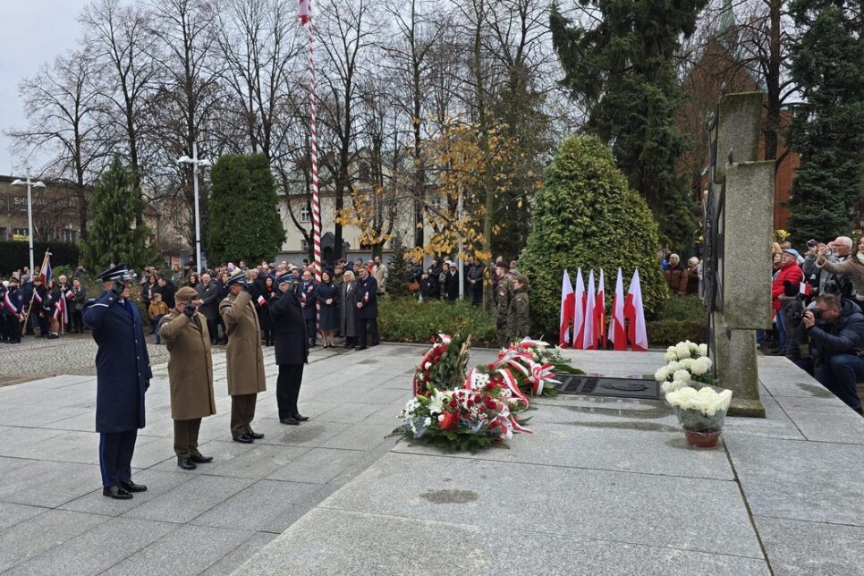 Oświęcim. Oddali hołd i dbali o bezpieczeństwo podczas obchodów 107. rocznicy odzyskania Niepodległości przez Polskę. Oświęcim