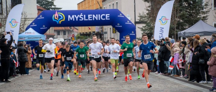 Tomasz Szczurek i Agnieszka Trzaska zwycięzcami VIII Myślenickiego Biegu Niepodległości. Gmina Myślenice