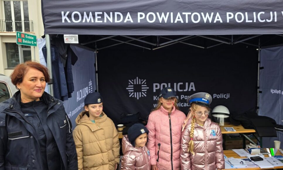 Policjanci z Wadowic na rynku w Kalwarii Zebrzydowskiej – wspólne świętowanie 11 listopada. Wadowice