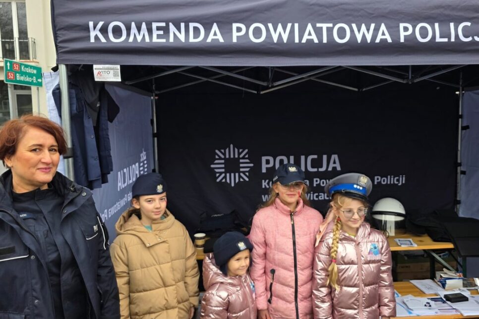 Policjanci z Wadowic na rynku w Kalwarii Zebrzydowskiej – wspólne świętowanie 11 listopada. Wadowice