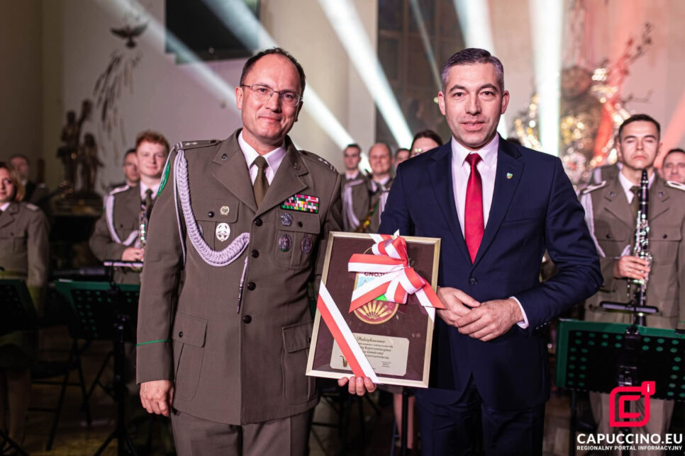 Wspomnienie koncertu patriotycznego – zachwycający występ światowej sławy orkiestry mundurowej. Gmina Gnojnik