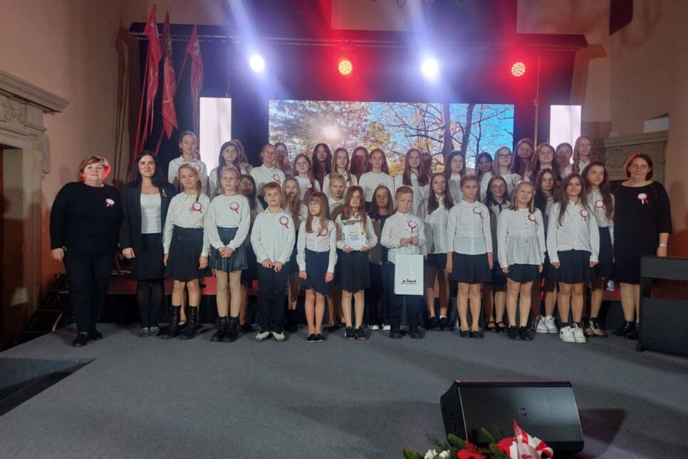 Chór ze Szkoły Podstawowej z Żegociny z sukcesem na festiwalu patriotycznym. Gmina Żegocina