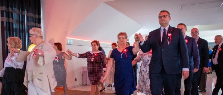 Seniorzy świętowali podczas Balu Niepodległości. Gmina Myślenice