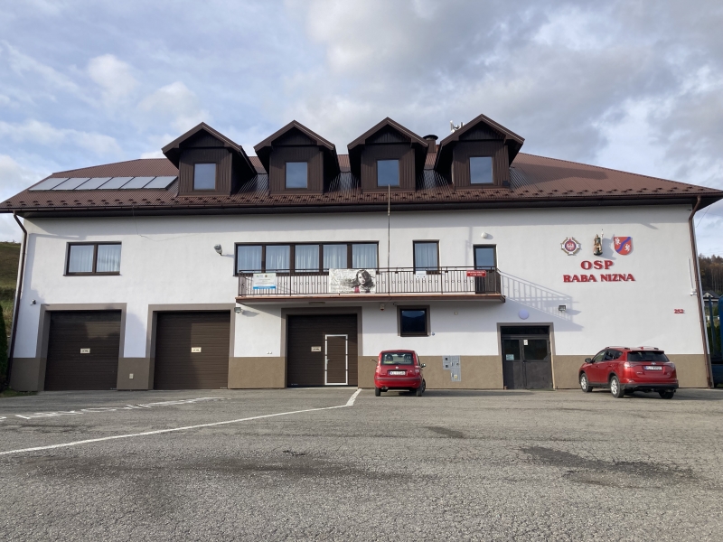 Remiza OSP w Rabie Niżnej z odnowioną elewacją. Gmina Mszana Dolna
