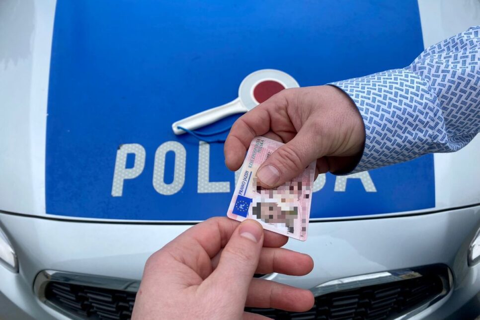 Sprawca kolizji ukarany mandatem, a poszkodowana… straciła prawo jazdy za jazdę pod wpływem alkoholu. Myślenice