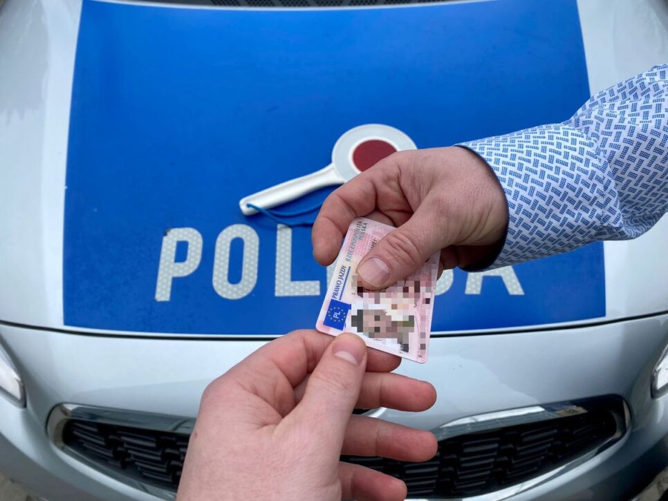 Sprawca kolizji ukarany mandatem, a poszkodowana… straciła prawo jazdy za jazdę pod wpływem alkoholu. Myślenice