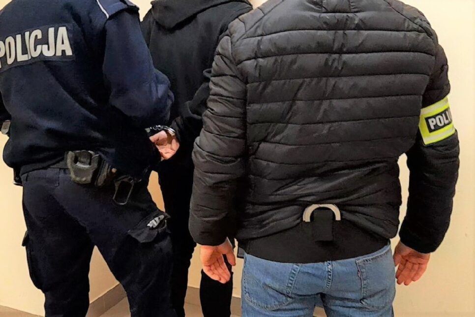 Oświęcim. Policjanci zatrzymali parę agresorów podejrzanych o pobicie mężczyzny przy użyciu niebezpiecznego narzędzia. Oświęcim