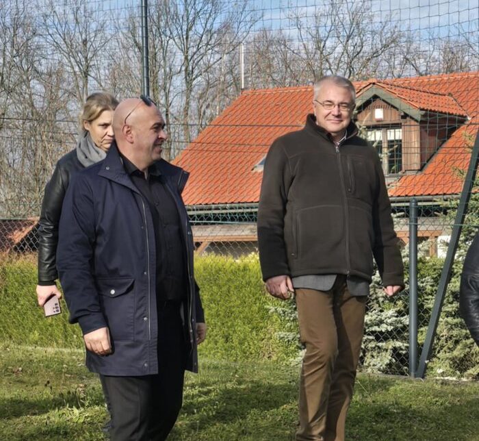 Nowe ogrodzenie szkoły w Mogilanach. Gmina Mogilany