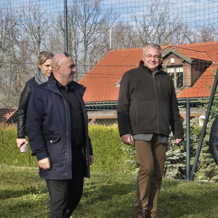 Nowe ogrodzenie szkoły w Mogilanach. Gmina Mogilany