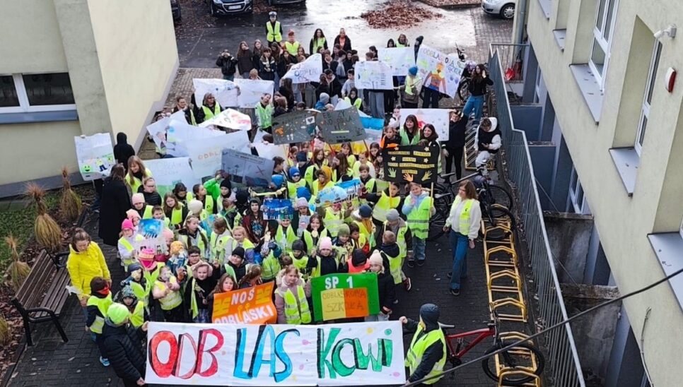 Oświęcim.  Odblaskowy marsz uczniów ze Szkoły Podstawowej nr 1. Oświęcim