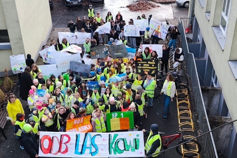 Oświęcim.  Odblaskowy marsz uczniów ze Szkoły Podstawowej nr 1. Oświęcim