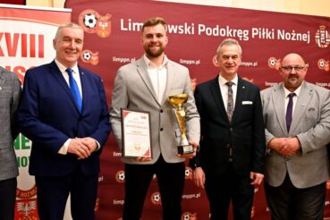 KS Harnaś Tymbark z nagrodami podczas XXVIII Plebiscytu Najlepszy Trener i Piłkarz. Gmina Tymbark