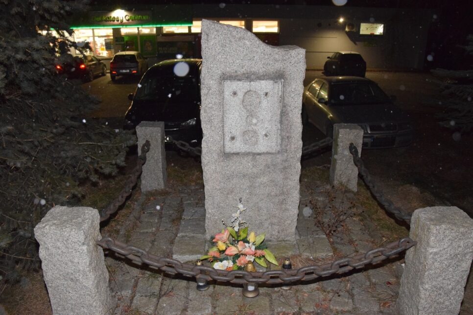 Rajsko. Policjanci poszukują sprawcy kradzieży tablicy upamiętniającej  polskich żołnierzy „Poległych w Bitwie pod Rajskiem”. Oświęcim