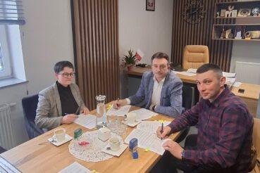 Rozbudowa gospodarki wodno-ściekowej na terenie Gminy Laskowa – podpisano umowy na budowę kanalizacji. Gmina Laskowa