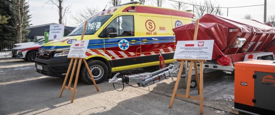 Powiat Proszowicki inwestuje w bezpieczeństwo. Blisko 3 miliony złotych w ramach Programu Ochrony Ludności i Obrony Cywilnej 2025.. Proszowice