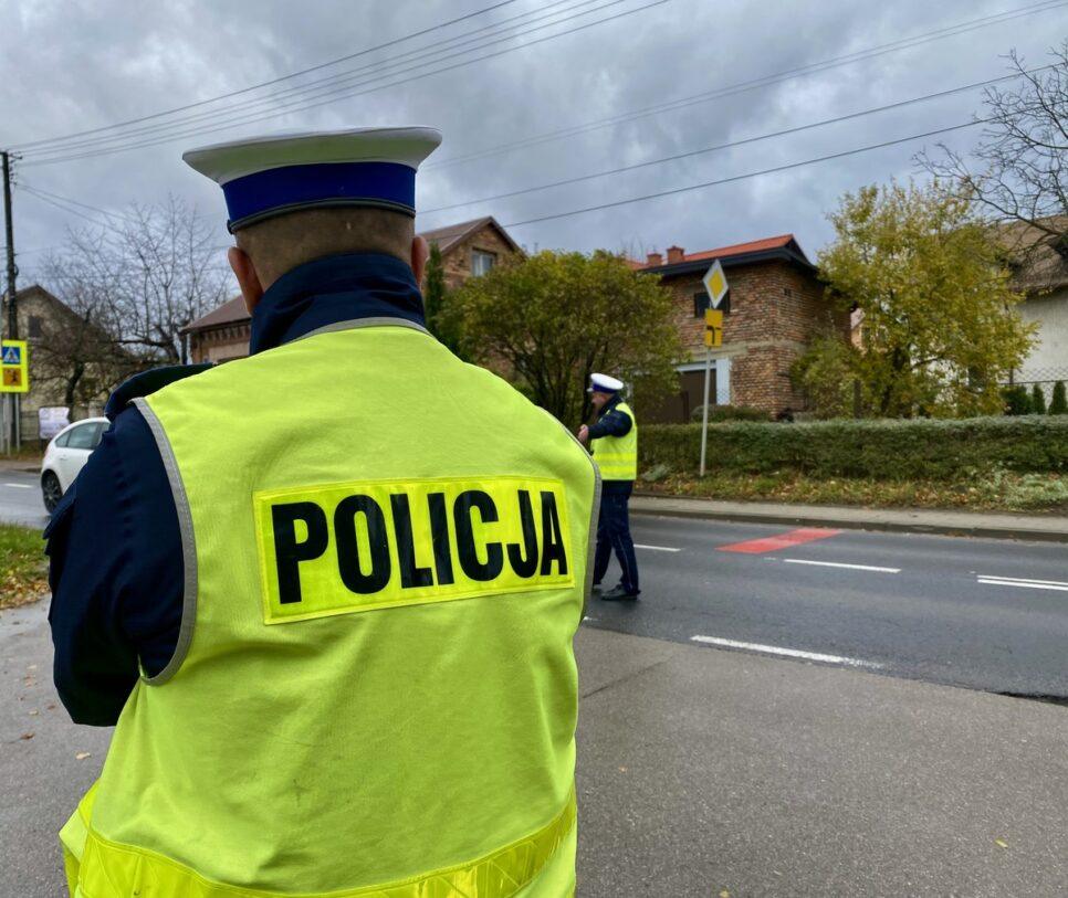 Policjanci pomogli kierującej w trudnej sytuacji na drodze. Chrzanów