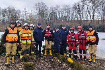 #DzielnicowyBliżejNas. Wspólne ćwiczenia Straży Pożarnej i Policji z ratownictwa lodowego.. Proszowice