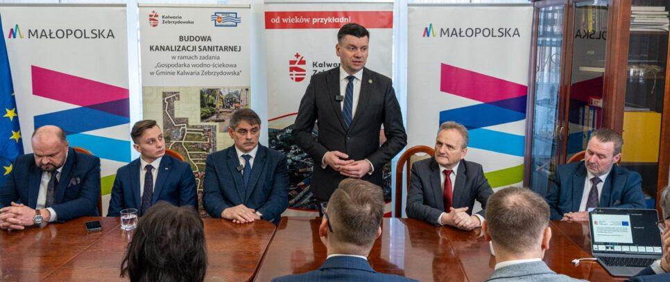 Wsparcie z poziomu województwa przynosi efekty. Marszałek Łukasz Smółka w Kalwarii Zebrzydowskiej. Kalwaria Zebrzydowska