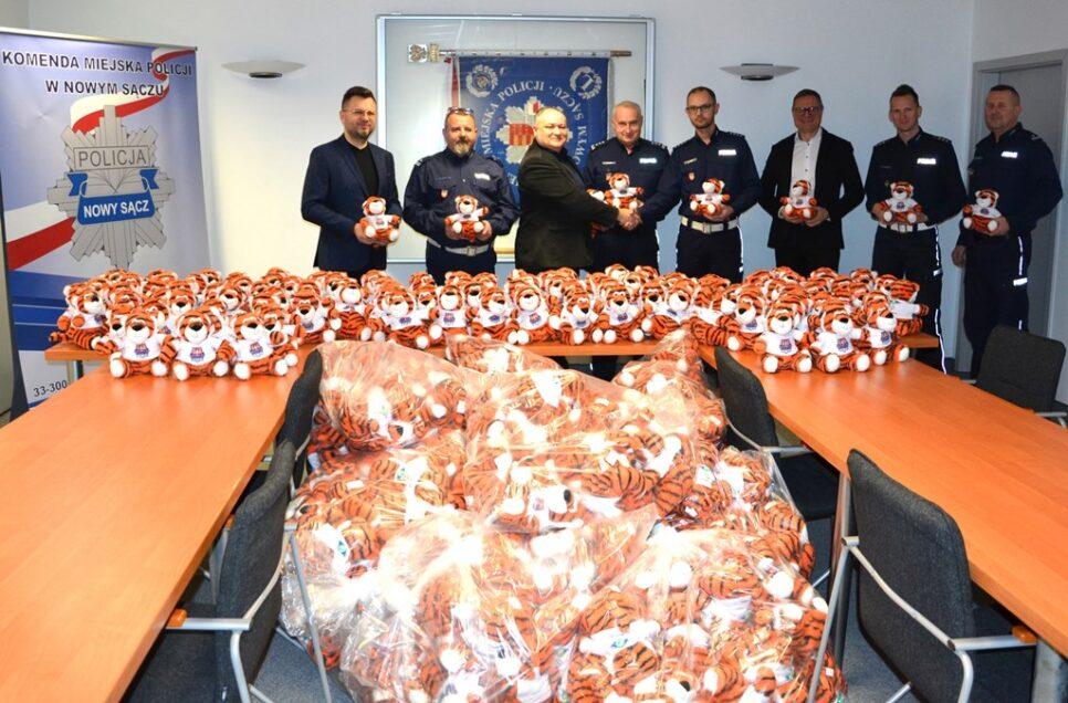 Tygrys Ratownik znów wkracza do akcji. Pół tysiąca maskotek trafi do najmłodszych uczestników zdarzeń drogowych. Nowy Sącz